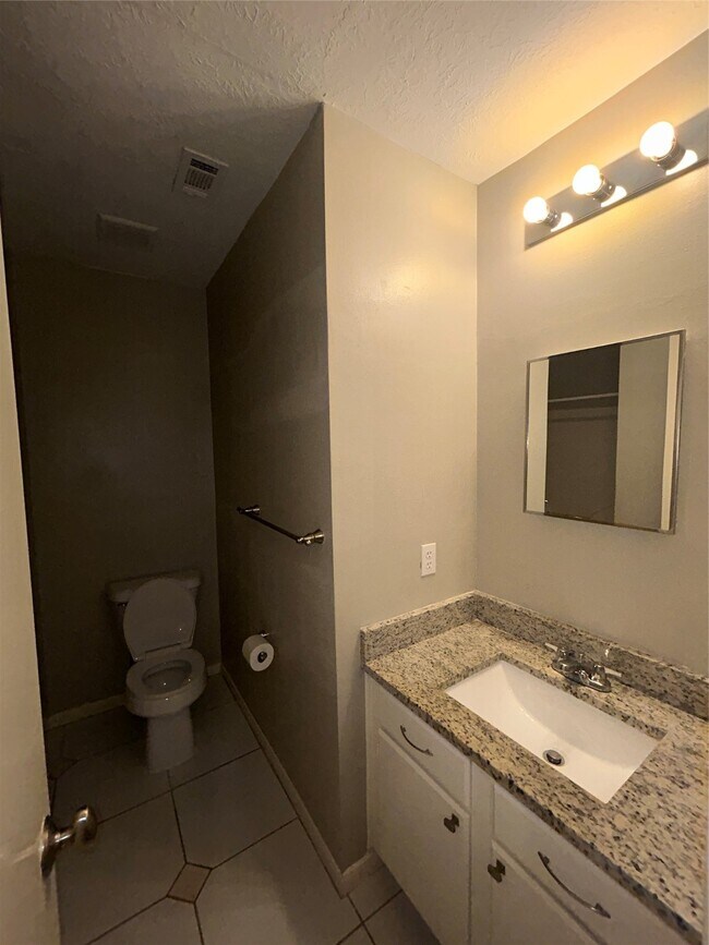 Building Photo - 5415 W Harrow Dr
