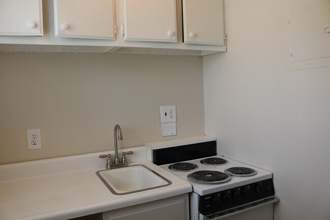 Building Photo - 4651 NE Antioch Rd