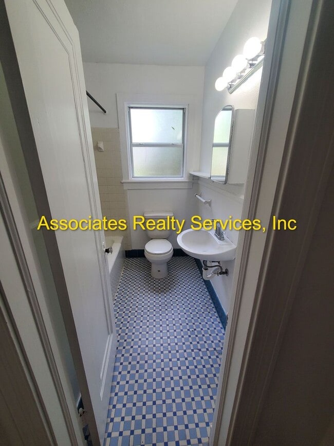Building Photo - Newly listed!   Must see!  AVAILABLE NOW!