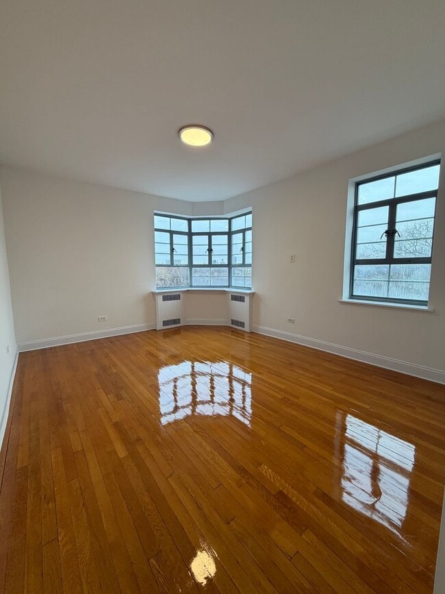 Building Photo - Beautiful 3 bed 3 bath Apartment designed by Lead Architect Steward Wagner and Alfred Fellheimer ...