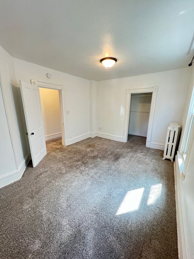 Building Photo - AVAILABLE JUNE - 4 Bed 2 Bath w/ Bonus Room & Garage