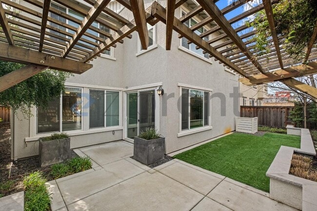 Building Photo - 285 Bear Creek Dr