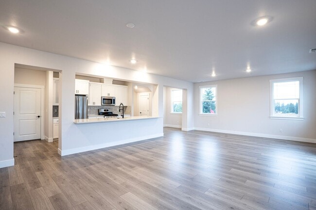 Building Photo - Stunning new construction!