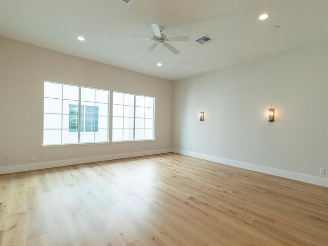 Building Photo - 3821 N Braeswood Blvd