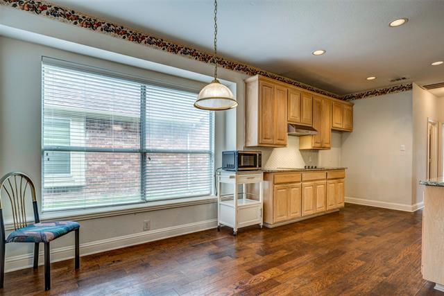 Building Photo - 2304 Greenview Dr