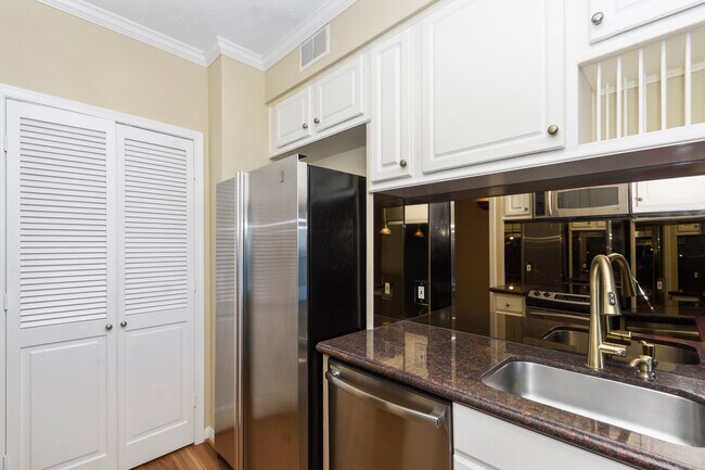 Building Photo - 351 Lakeside Ln