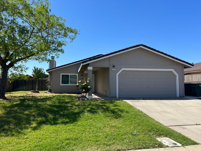 Building Photo - 3 bedroom and 2 bathroom home! AVAILABLE J...