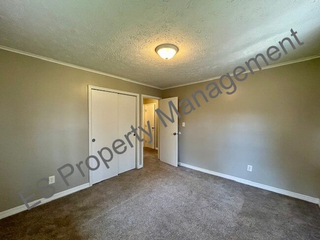 Building Photo - 2464/66 Tansel Rd - West