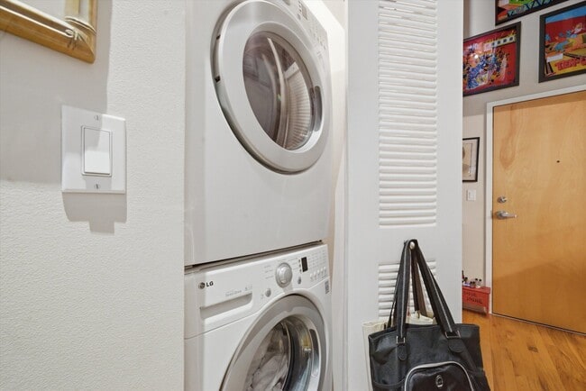 Building Photo - 758 N Larrabee St