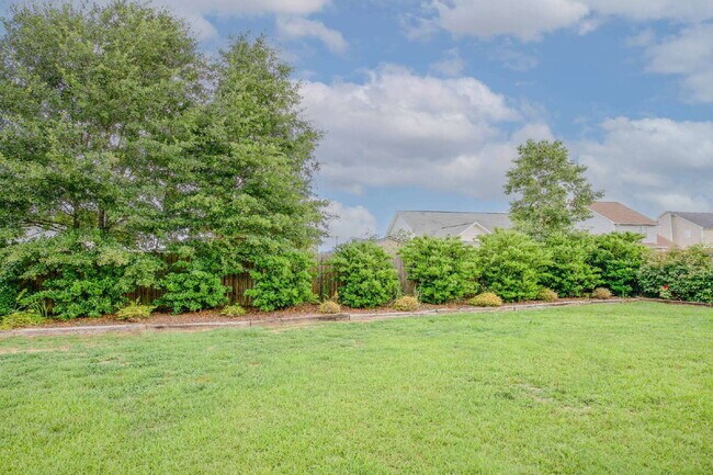 Building Photo - "Charming 3-Bed Home with Granite Elegance on Nessee Street, Fayetteville!"