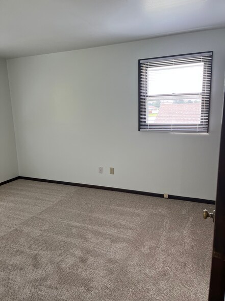 Building Photo - 9126 Broadway Dr