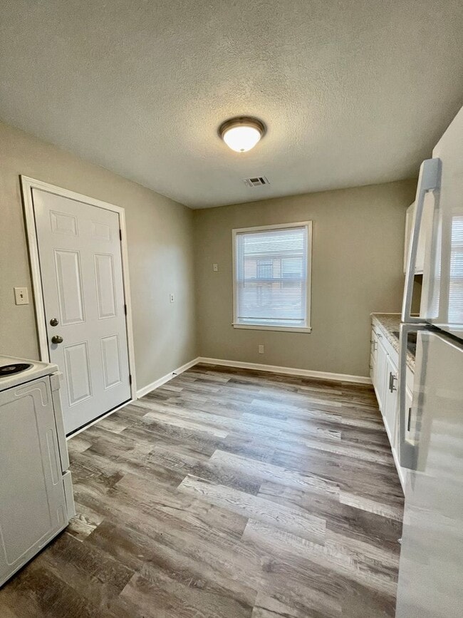 Building Photo - Remodeled 3 Bedroom, Section 8 Approved
