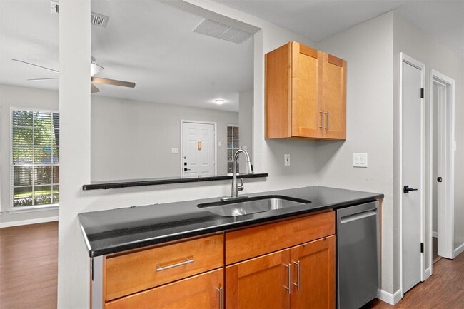 Building Photo - 1015 E Yager Ln