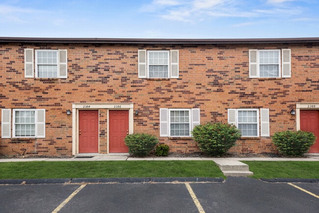 Building Photo - SUMMER REDUCED RENT - Pinecrest Village