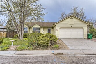Building Photo - Spacious 5 Bedroom 2 Bath Single Family Home