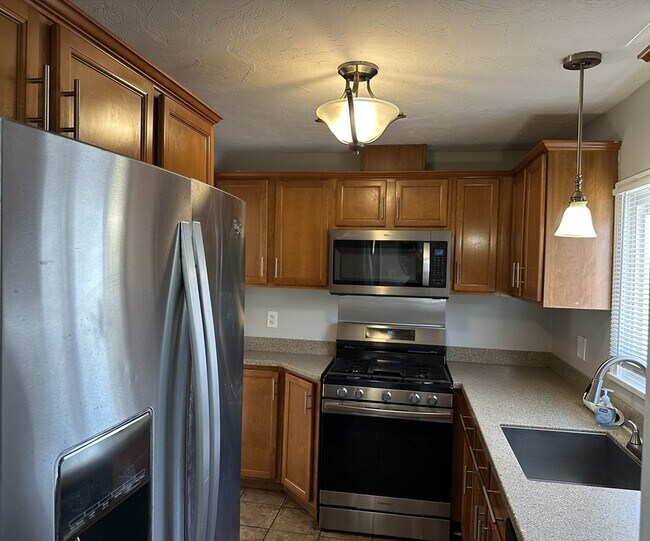 Building Photo - 396 Durfee St