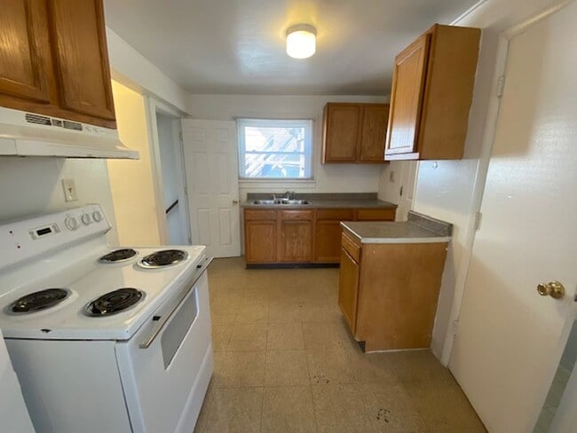 Building Photo - Welcoming 5BR/3BA with Dining Room & Laundry—Minutes to UA and Downtown