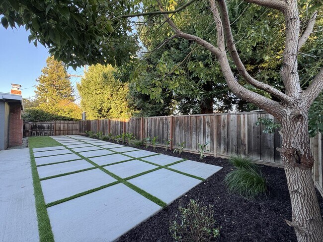 Building Photo - 864 S Bernardo Ave