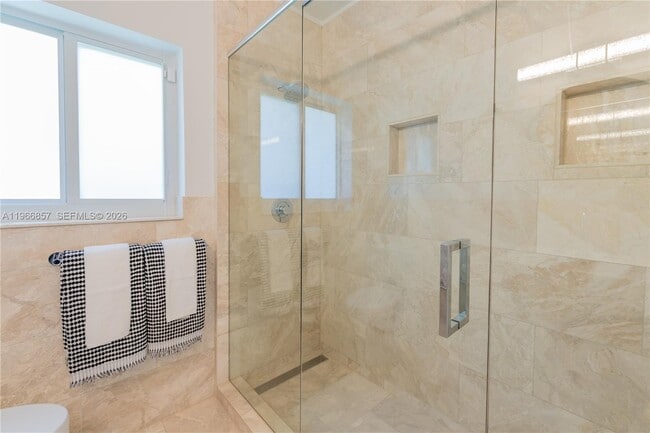 Building Photo - 920 Alava Ave