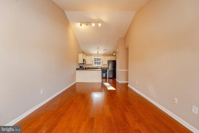 Building Photo - 558 London Ct