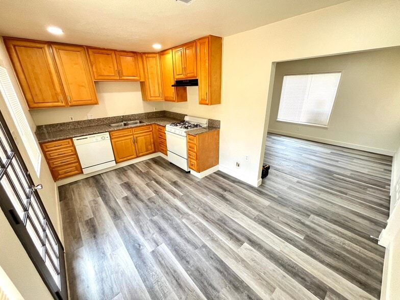 Building Photo - 4667 N Mayfield Ave