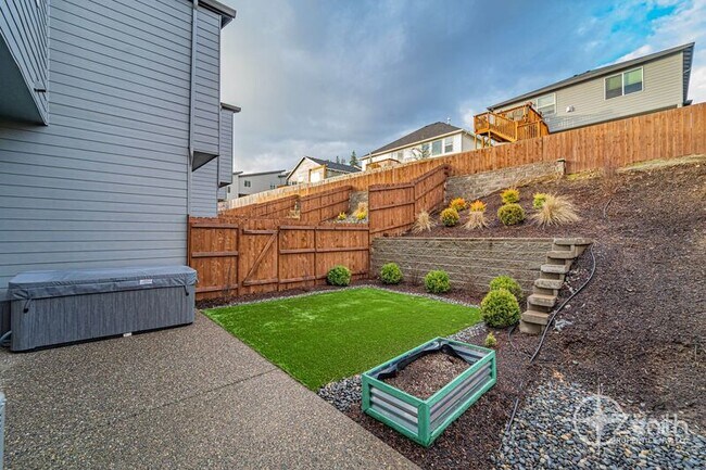 Building Photo - 2375 N R St