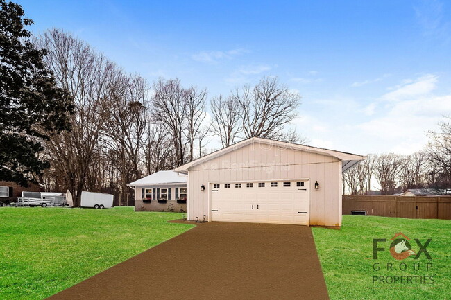 Building Photo - 305 Camelot Dr