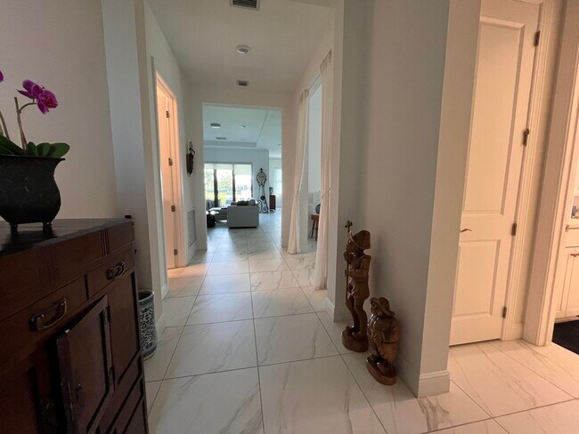 Building Photo - 5663 St Armands Way