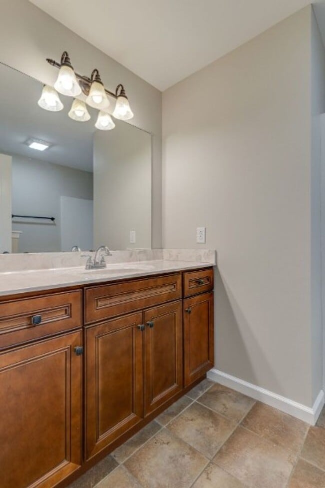 Building Photo - Beautiful 3bd 2 ba home with a large lot a...