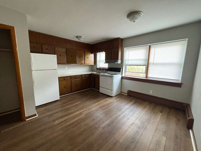 Primary Photo - 185 Thompson St