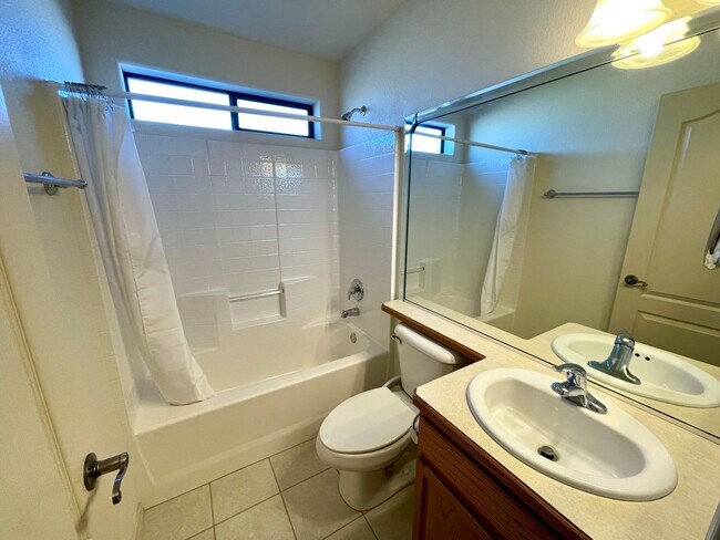 Building Photo - 3 Bedroom Home in Great Neighborhood!
