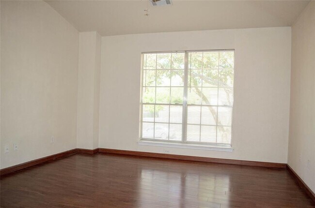 Building Photo - 505 Shant St