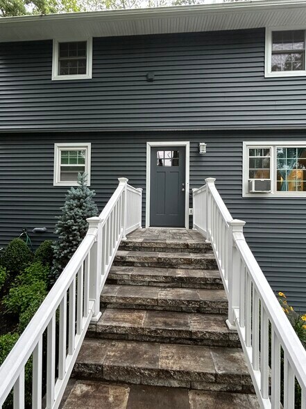 Building Photo - 13 Pauline Pl