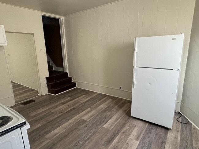 Building Photo - 3 bedroom, 1 bath, 3 story half double house