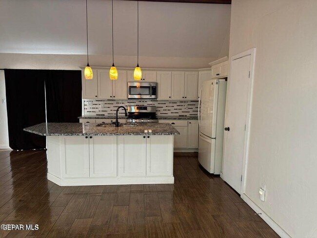 Building Photo - 129 S Apache Gold Lp