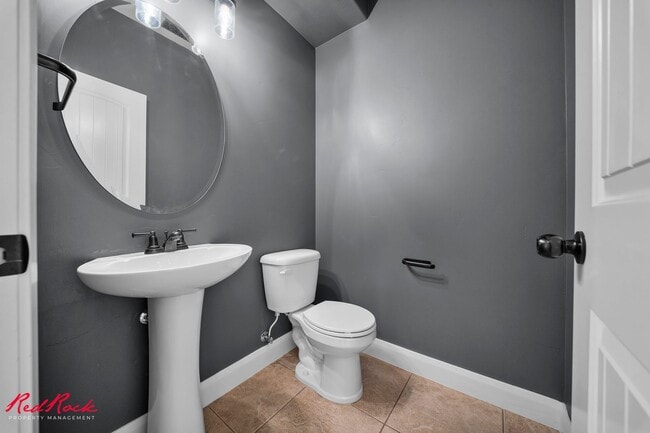 Building Photo - Charming 3 Bedroom Townhome