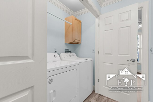 Building Photo - Charming Townhouse Near the Heart of Charleston – Comfort & Convenience in One!