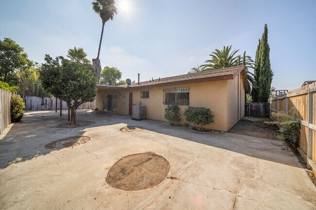 Building Photo - Charming 3 bedroom 2 bath in Escondido!