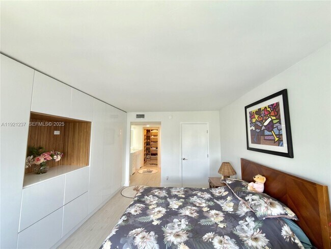 Building Photo - 3140 S Ocean Dr