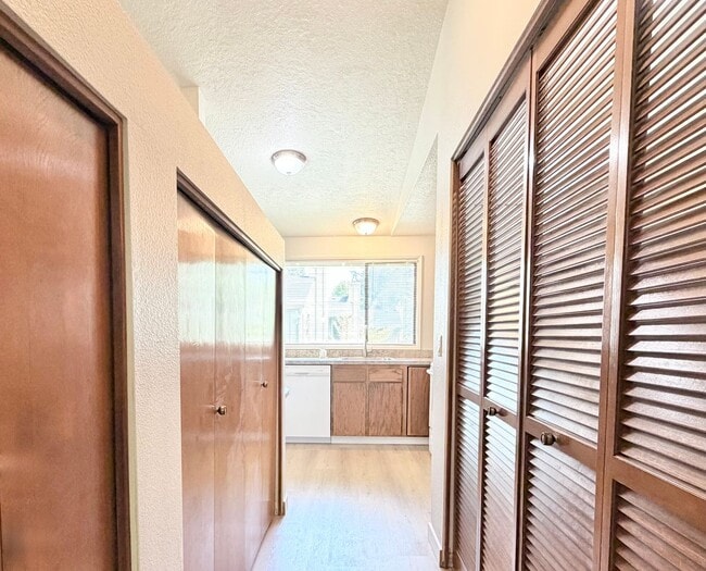 Building Photo - Lake Oswego 2 Bedroom Condo with $500 Move-In Incentive – Utilities Included!