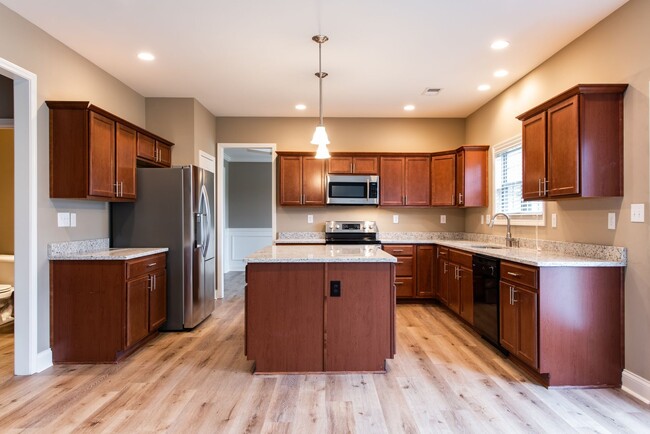 Building Photo - 4 Bedroom 2 Bath in Fisherville!