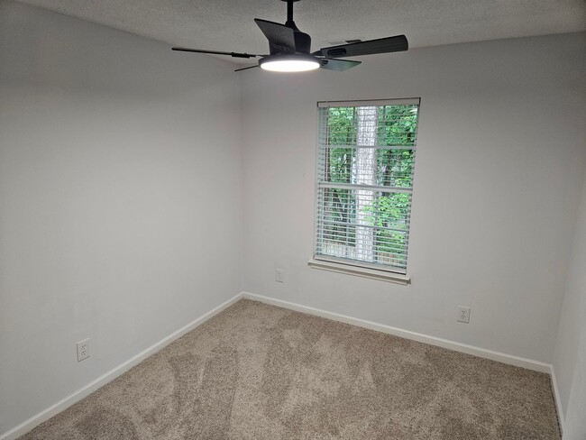 Building Photo - Stylish End Unit 3br 2.5ba TH in Cary! Available Now!