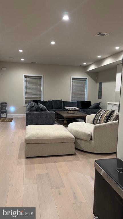 Building Photo - 235 Valley Ave SE