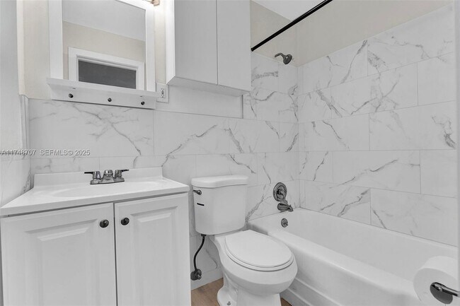 Building Photo - 1120 SW 30th St