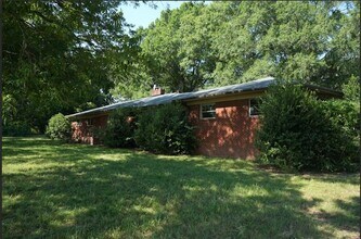 Building Photo - Spacious 4-bedroom, 2-bath home