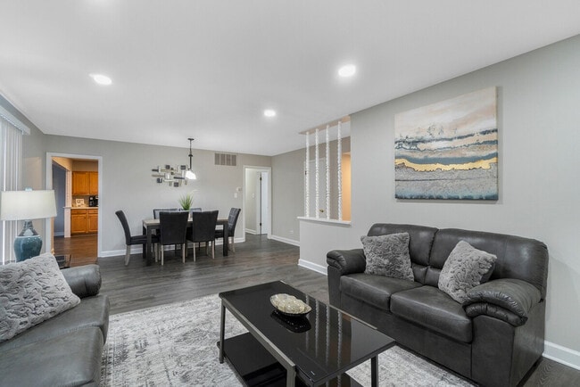 Building Photo - 570 E Higgins Rd