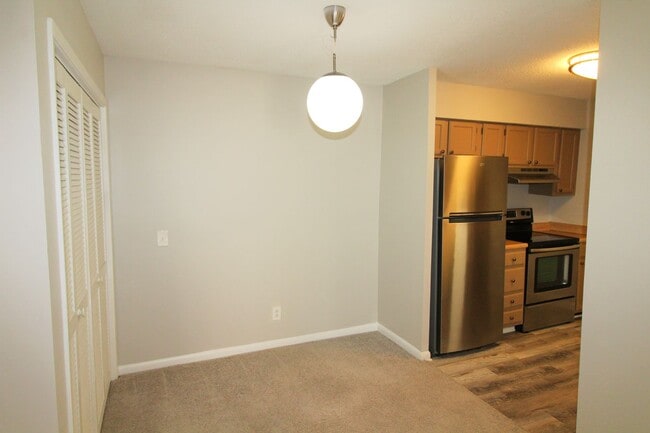 Building Photo - 2 Bedroom Condo In South Park!