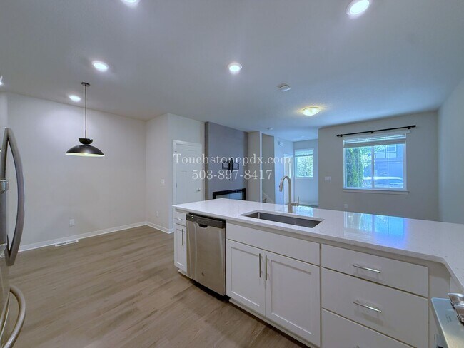 Building Photo - RECEIVE $500 OFF! READY NOW! CALL TODAY! Modern Hillsboro Townhome with AC, Electric Fireplace, a...