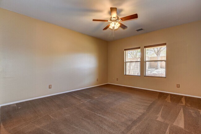 Building Photo - Beautiful 2 bed + den, 2 bath townhome in ...