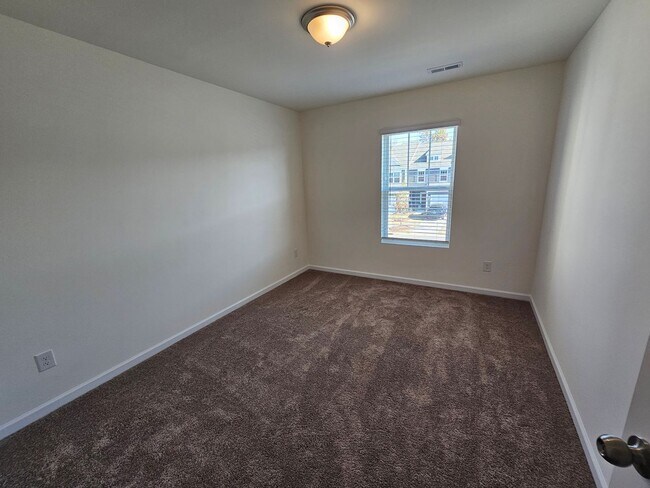 Building Photo - Like New Town Home in Kellerton Place, Monroe!